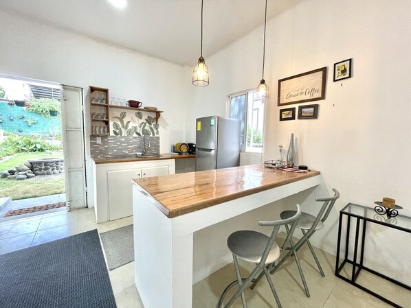 Réfrigérateur, micro-ondes, cafetière/bouilloire