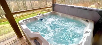 Cabin with hot tub and relaxing views!