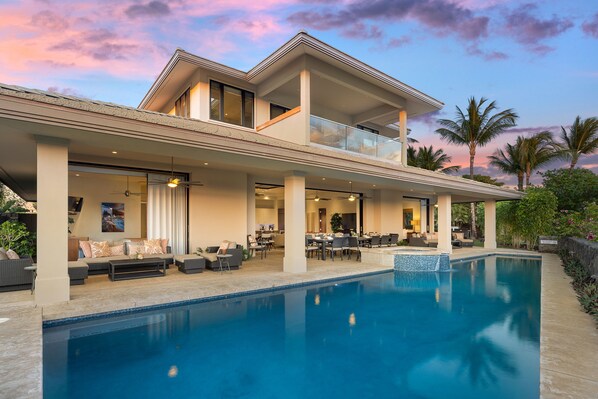 Utendørsbasseng og et oppvarmet basseng