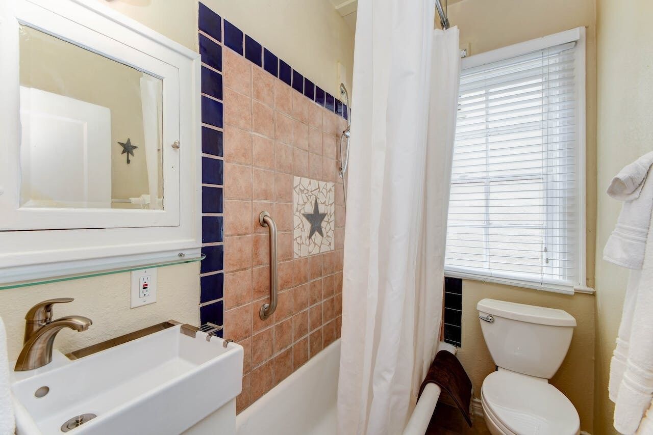 Single-Standard (Studio) | Bathroom | Combined shower/tub, designer toiletries, hair dryer, towels