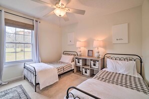 3 Schlafzimmer, Schreibtisch, Bügeleisen/Bügelbrett, Reisekinderbett