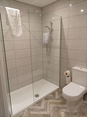 Lejlighed - 2 soveværelser - stueetage | Badeværelse | Håndklæder, Toiletpapir