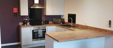 Apartment, 2 Bedrooms (First Floor) | Private kitchen | Electric kettle, toaster