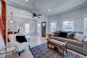 Living area - Stylish home in Brooklyn Centre (Cleveland)