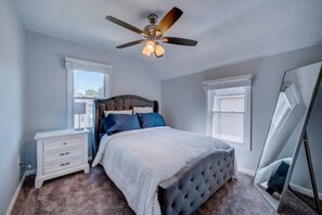 Room - Stylish home in Brooklyn Centre (Cleveland)