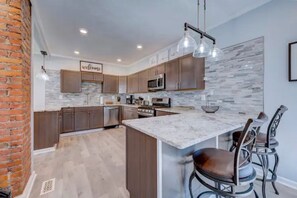 Private kitchen - Stylish home in Brooklyn Centre (Cleveland)