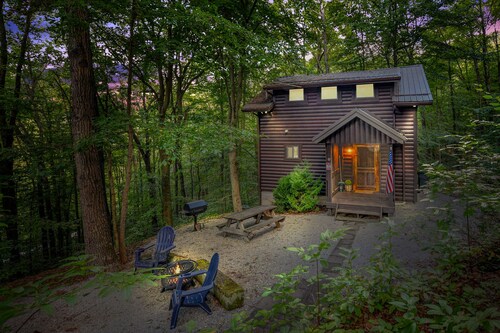 Cozy Couples Cabin! Hidden in the Woods of Hocking Hills!
