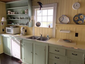 House, 2 Double Beds (Cozy Cottage by the Sea) | Private kitchen