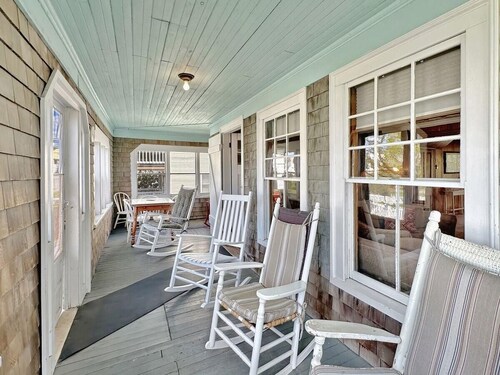 Cozy Cottage by the Sea