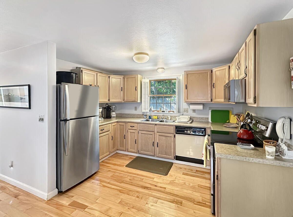 House, Multiple Beds (Family Retreat at York Beach) | Private kitchen | Oven