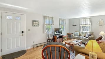 House, Multiple Beds (Family Retreat at York Beach) | Living area