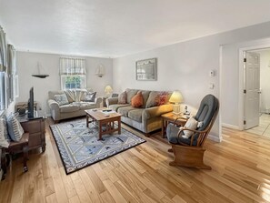 House, Multiple Beds (Family Retreat at York Beach) | Living area