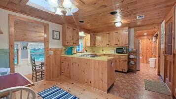 House, Multiple Beds (Dewey Cottage) | Private kitchen | Oven, toaster