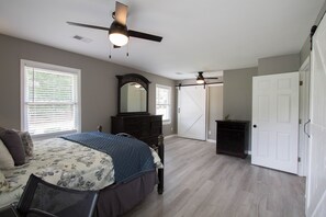 Room - Remodeled family home, 5 minutes away from the park! (Birmingham)