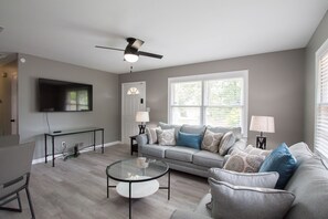 Living area - Remodeled family home, 5 minutes away from the park! (Birmingham)