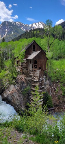 Log Cabin in the Mountains - Trout fishing, skiing & hiking right out your door!