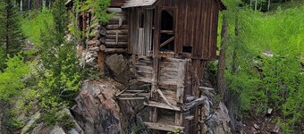 Log Cabin in the Mountains - Trout fishing, skiing & hiking right out your door!