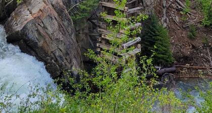 Log Cabin in the Mountains - Trout fishing, skiing & hiking right out your door!