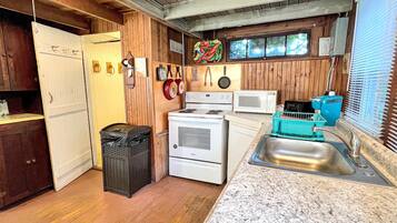 Cottage, 2 Bedrooms | Private kitchen | Oven