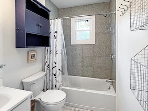 A bathroom with a bathtub, toilet, and sink. - Lighthouse - Q991 (Cape Neddick)