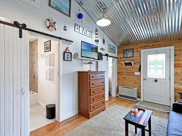 House, 2 Queen Beds (Lighthouse - Q991) | Living room - Lighthouse - Q991 (Cape Neddick)