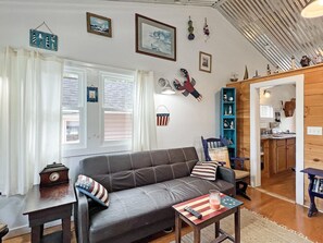 House, 2 Queen Beds (Lighthouse - Q991) | Living room