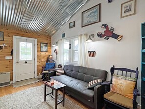 House, 2 Queen Beds (Lighthouse - Q991) | Living room