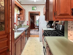 House, 2 Queen Beds (Kurtz Cottage) | Private kitchen | Oven