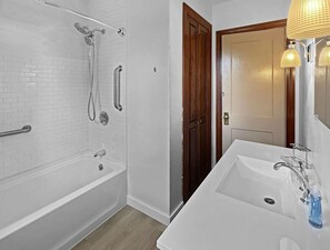House, 2 Queen Beds (Kurtz Cottage) | Bathroom | Towels