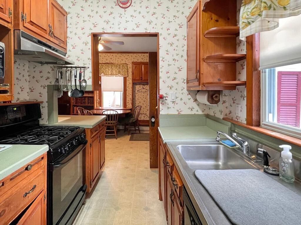 House, 2 Queen Beds (Kurtz Cottage) | Private kitchen | Oven