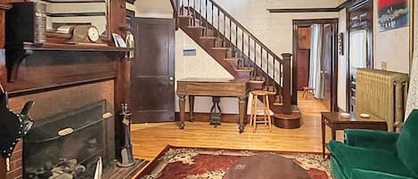 House, 2 Queen Beds (Kurtz Cottage) | Living area