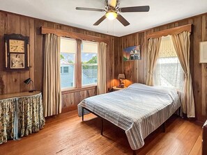 House, 2 Queen Beds (Kurtz Cottage) | 4 bedrooms, individually decorated, individually furnished, bed sheets