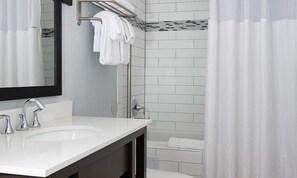 Ensemble douche/baignoire, sèche-cheveux, serviettes fournies, savon