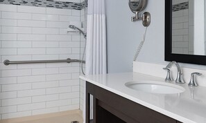Combined shower/bathtub, hair dryer, towels, soap - Getaway on the Riverwalk @ Riverside Suites- 1 Br Condo (San Antonio)