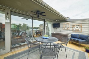 Outdoor dining - Relax & enjoy Balcony view of Lake Hamilton. (Hot Springs)