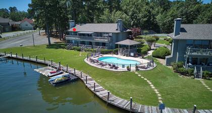 Enjoy a balcony view of Lake Hamilton & unwind together for some down time