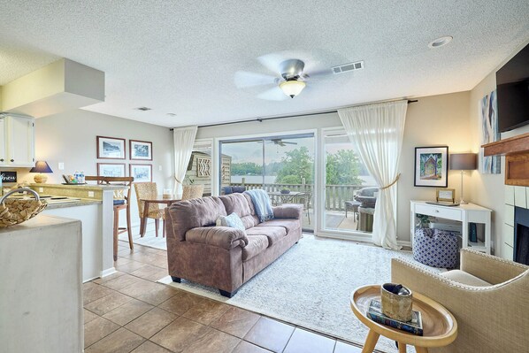 Smart TV, fireplace, books, printers - Relax & enjoy Balcony view of Lake Hamilton. (Hot Springs)