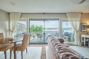 Smart TV, chimenea, libros y impresora 