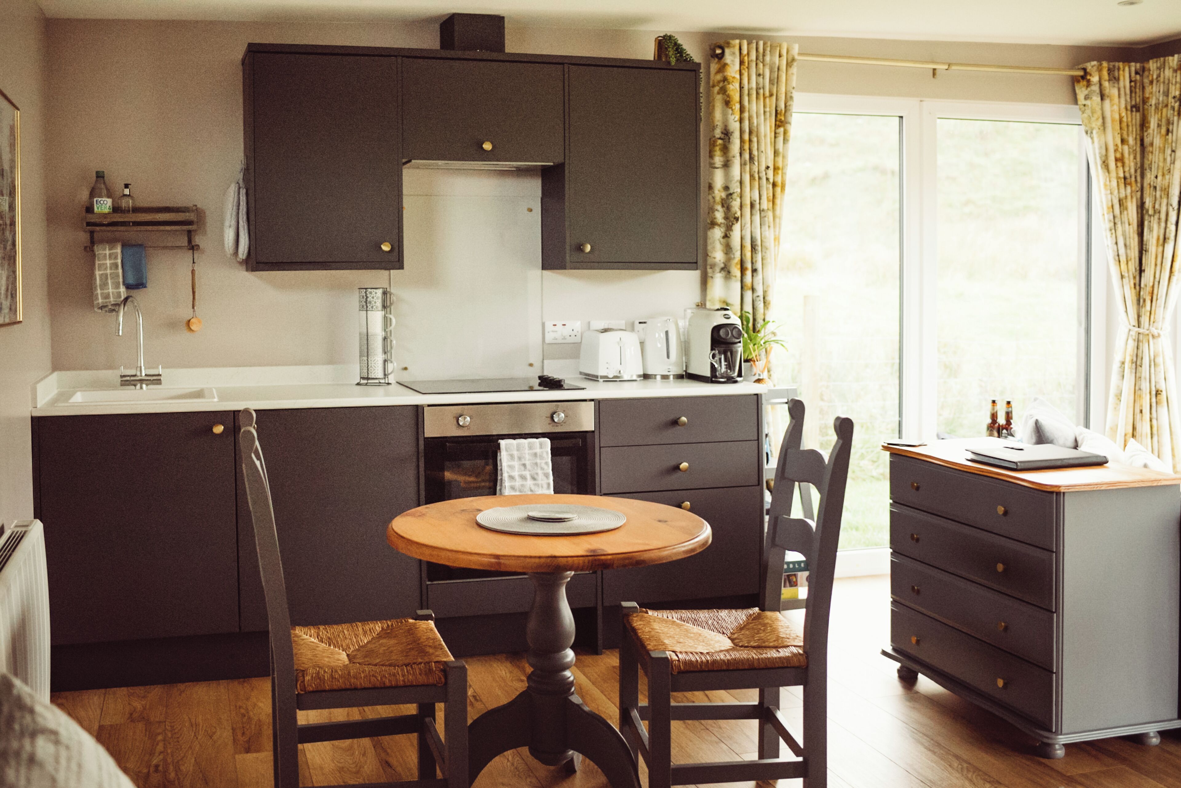 Frigorifero, forno, piano cottura, macchina per tè/caffè