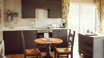 Frigorifero, forno, piano cottura, macchina per tè/caffè