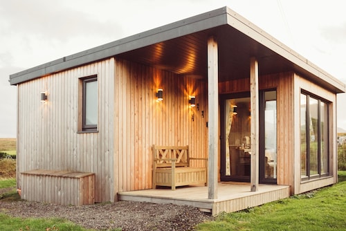 Luxury self-catering cabin - panoramic mountain views, short walk from the beach