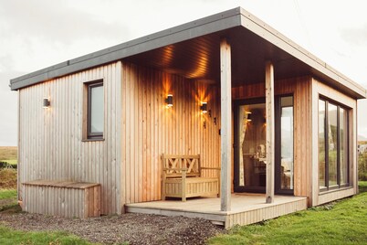 Luxury self-catering cabin - panoramic mountain views, short walk from the beach