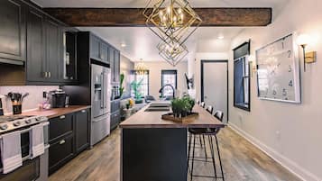 Geladeira, micro-ondas, fogão, cooktop