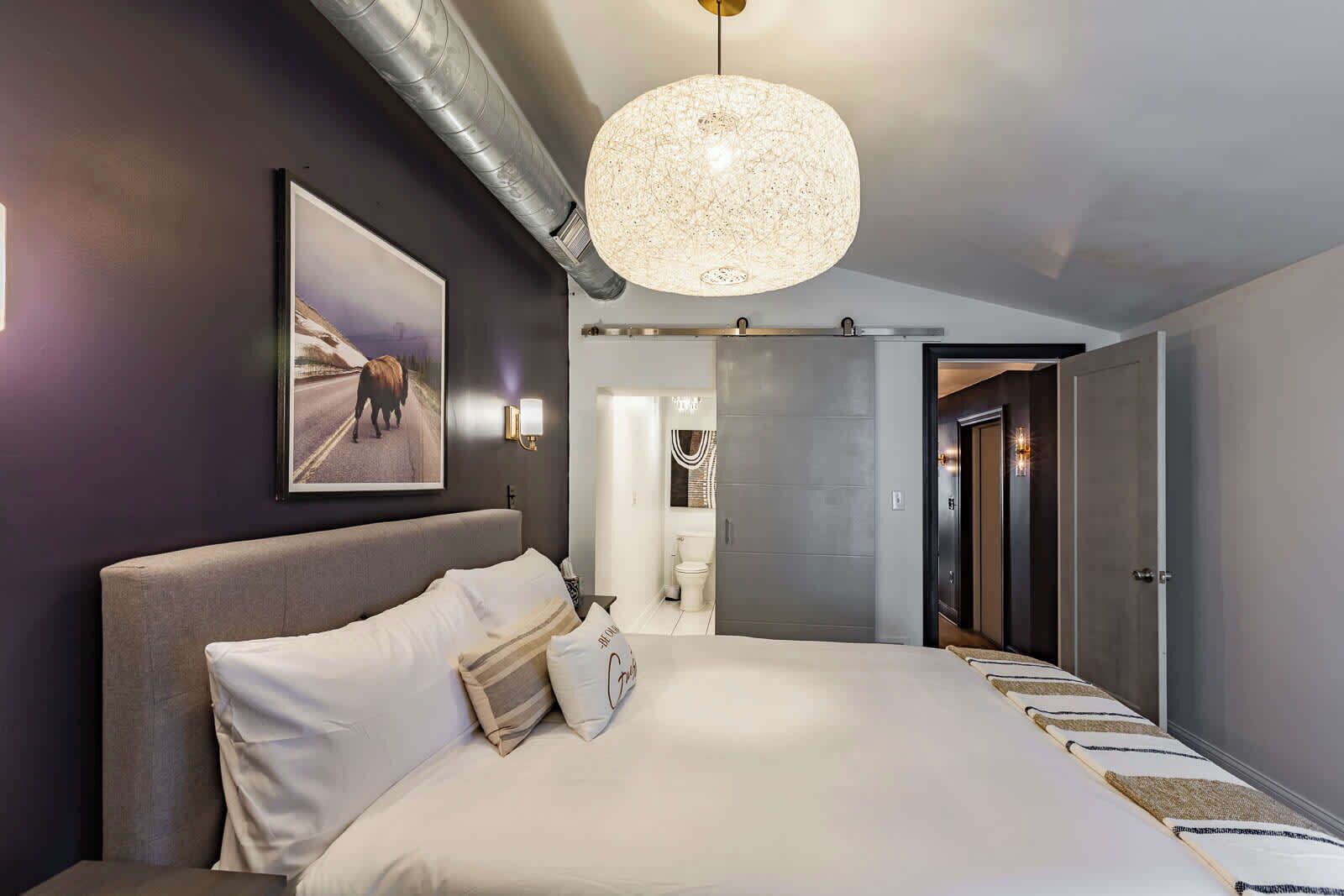 4 quartos, escrivaninha, ferros/tábuas de passar roupa, berço de viagem