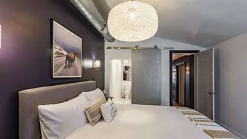 4 quartos, escrivaninha, ferros/tábuas de passar roupa, berço de viagem