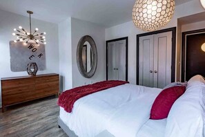 4 chambres, bureau, fer et planche à repasser, lit de bébé portatif