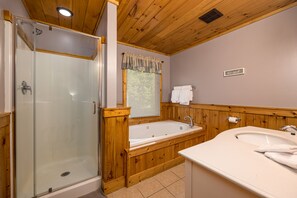 Shower, jetted tub, hair dryer, towels - Summer Fun! - Close to Everything (Sevierville)