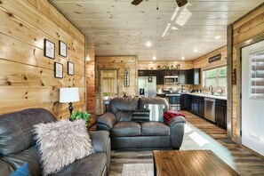 Interior - Eagle Splash Vista| Pool Projector, Pet Friendly, Game Room (Sevierville)