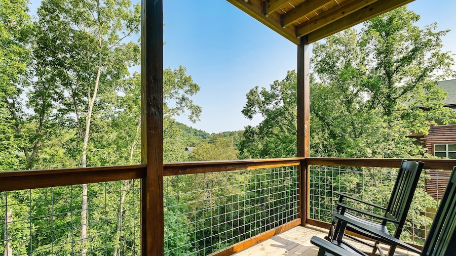 Eagle Splash Vista| Pool Projector, Pet Friendly, Game Room