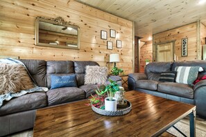 Familiehytte | Oppholdsområde | En 42-tommers smart-TV med digitale kanaler samt TV og peis